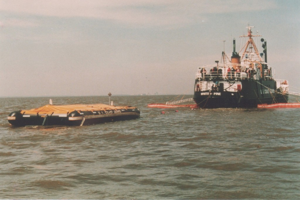A Lancer inflatable barge being used for skimming escaped oil in US © Lancer Industries. www.lancer.co.nz